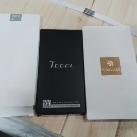 PALLET CONTAINING A LARGE QUANTITY OF PHONE CASES AND SCREEN PROTECTORS