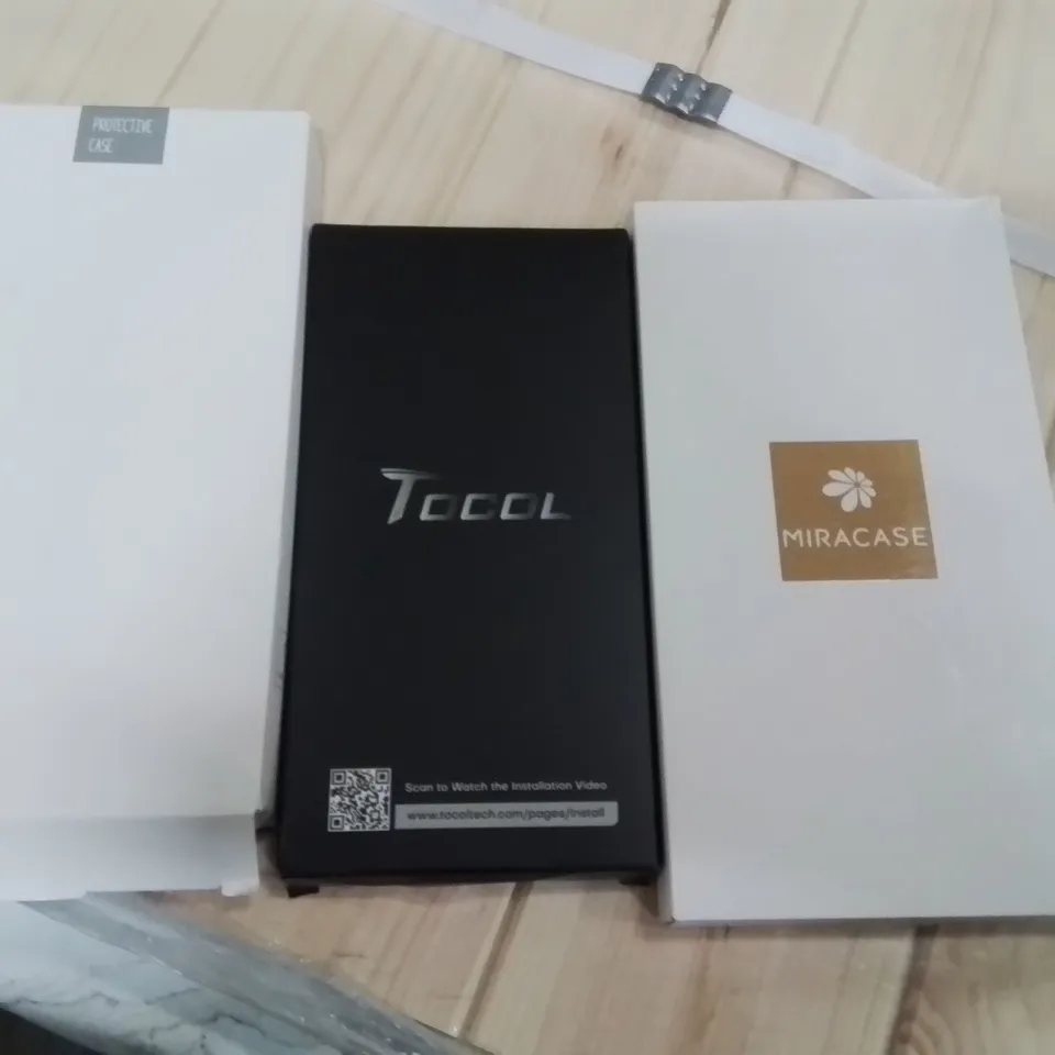 PALLET CONTAINING A LARGE QUANTITY OF PHONE CASES AND SCREEN PROTECTORS