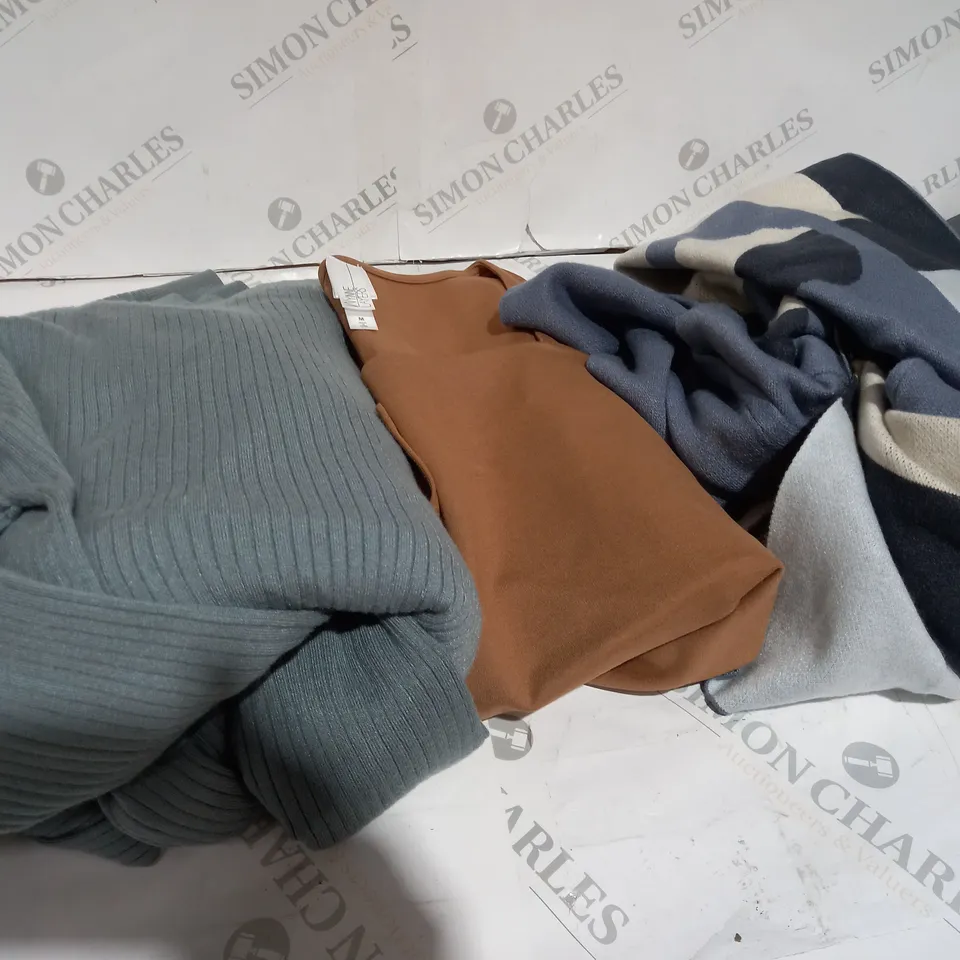 BOX OF APPROXIMATELY 20 ASSORTED CLOTHING ITEMS TO INCLUDE LEATHER JACKET, TOPS, JUMPERS ETC