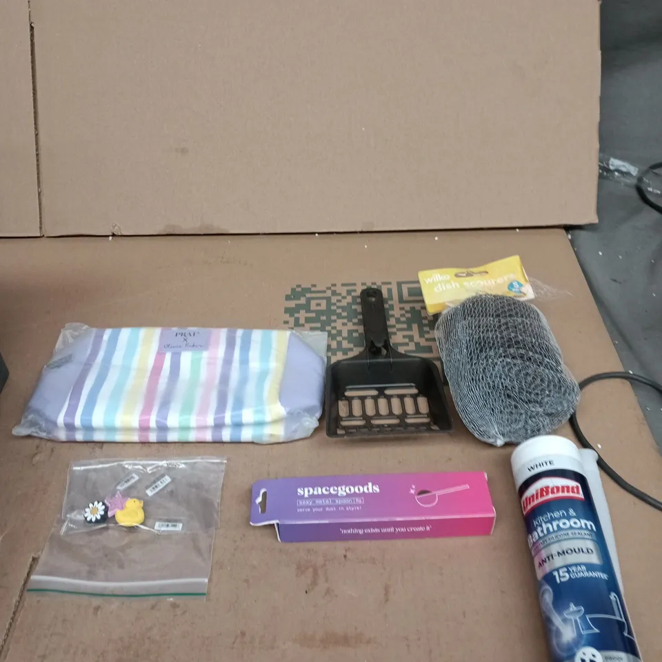 TOTE OF APPROXIMATELY 10 ASSORTED ITEMS INCLUDING PRAI X OLIVIA RUBIN MAKEUP BAG, WILKO DISH SCOURERS AND SPACE GOODS SEXY METAL SPOON