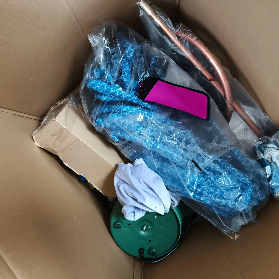 APPROXIMATELY 12 ASSORTED ITEMS TO INCLUDE SLOW COOKER, HYDRO HOSE, SHOES, ETC