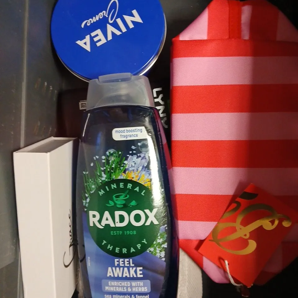 APPROXIMATELY 10 ASSORTED HEALTH & BEAUTY PRODUCTS TO INCLUDE RADOX SHOWER GEL, ARGAN OIL SHAMPOO, LIP KIT DUO ETC