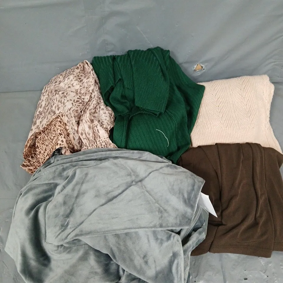 APPROXIMATELY 20 ASSORTED CLOTHING ITEMS IN VARIOUS COLOURS, STYLES AND SIZES