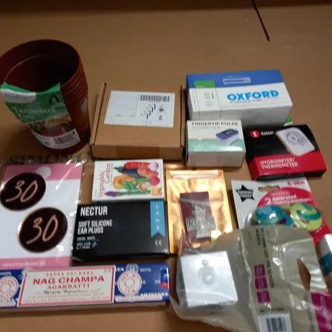 LOT OF ASSORTED HOUSEHOLD DITEMS TO INCLUDE PULSE OXIMETER, SILICONE EAR PLUGS AND STOKE CITY F.C. GIFT SET