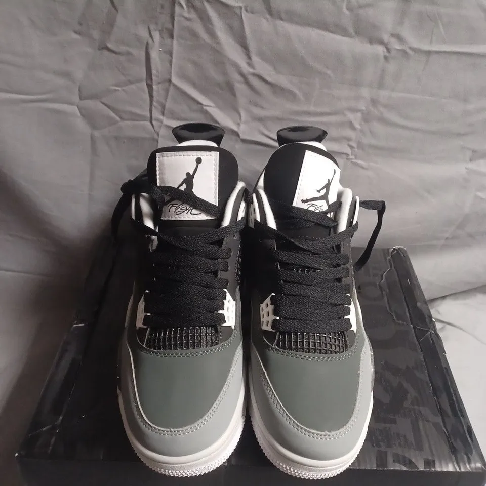BOXED PAIR OF AIR JORDAN 4 RETRO SNEAKERS - UK SIZE 7