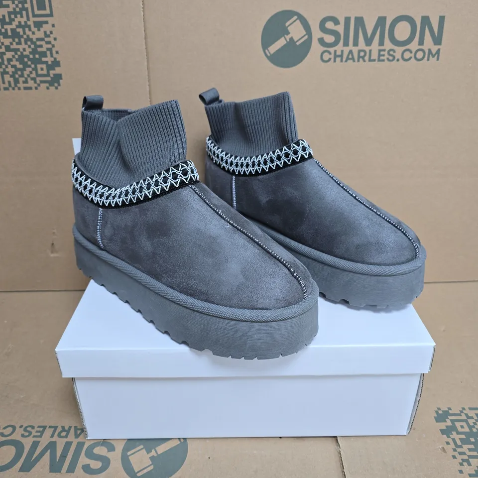 SHOES BY EMMA MELROSE GREY PLATFORM BOOTS – UK 6