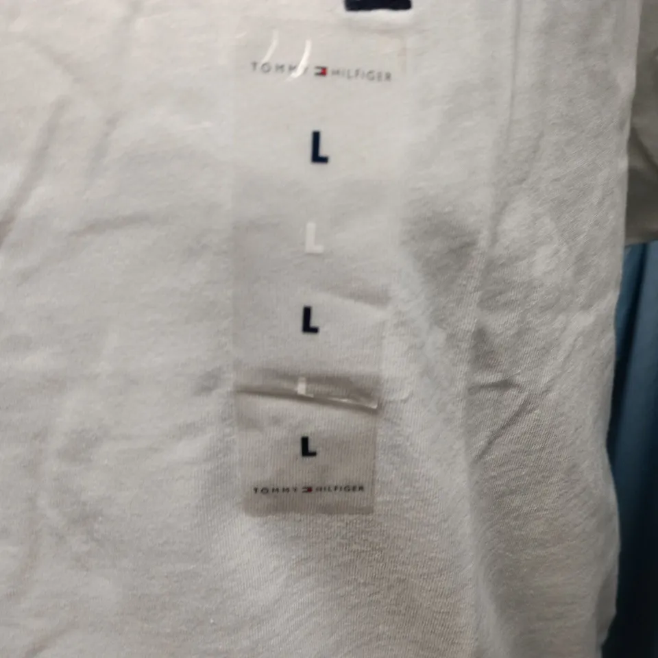 TOMMY HILFIGER WHITE T-SHIRT – UK L