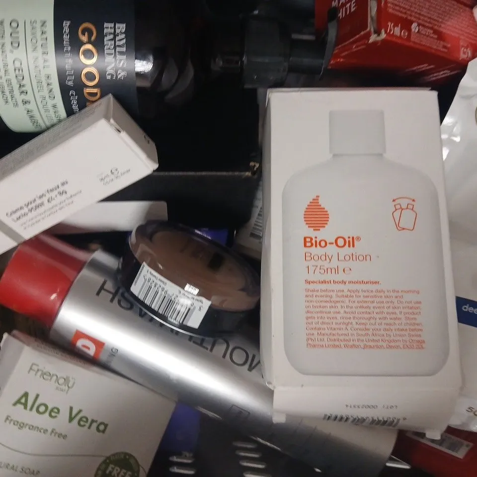 APPROXIMATELY 15 ASSORTED COSMETIC ITEMS INCLUDING VARIOUS MAKES AND BRANDS - COLLECTION ONLY