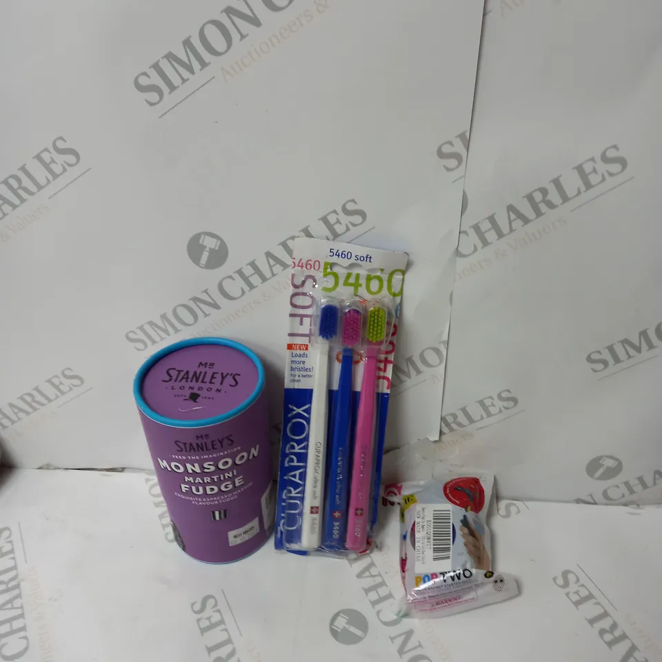 BOX OF ASSORTED ITEMS TO INCLUDE TOYS, BALLOONS, BOBBLES ETC 