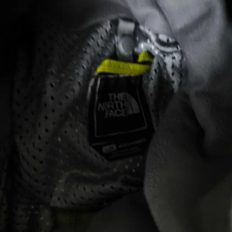 THE NORTH FACE TWO TONE JACKET IN GREEN/BLACK - LARGE