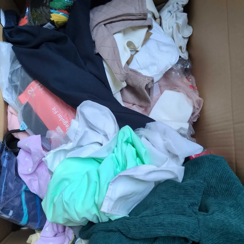 BOX OF APPROXIMATELY 30 ASSORTED KIDS CLOTHING ITEMS TO INCUDE - SHORTS, JACKET, TOPS, ETC