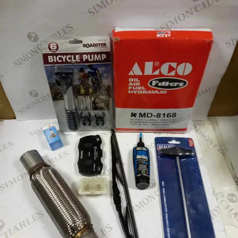 BOX OF APPROXIMATELY 15 ASSORTED VEHICULAR PARTS & ACCESSORIES TO INCLUDE AIR FILTER, FLEXIBLE EXHAUST PIPE, BICYCLE PUMP ETC