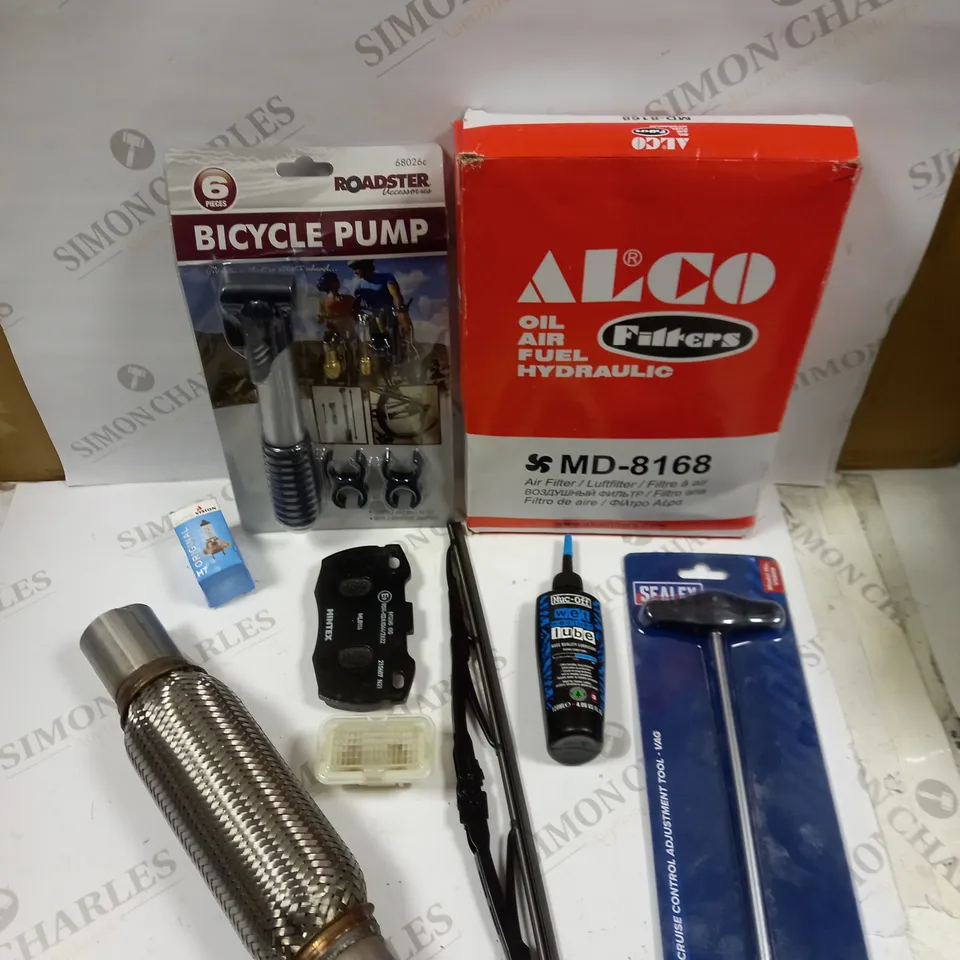 BOX OF APPROXIMATELY 15 ASSORTED VEHICULAR PARTS & ACCESSORIES TO INCLUDE AIR FILTER, FLEXIBLE EXHAUST PIPE, BICYCLE PUMP ETC 