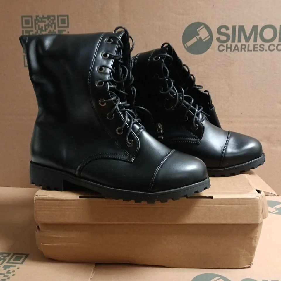 BOXED PAIR OF UNBRANDED KNEE-HIGH BOOTS IN BLACK SIZE EU 41