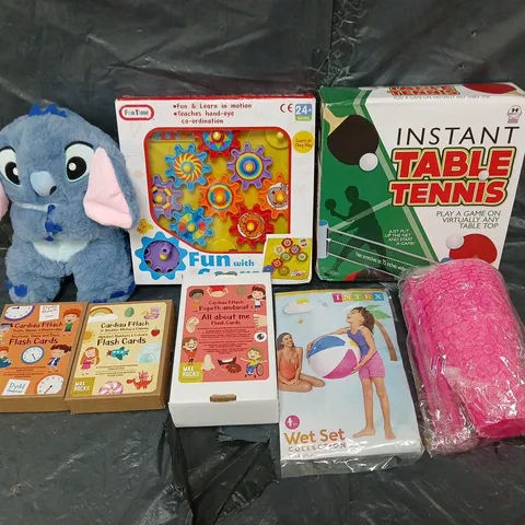 LARGE QUANTITY OF ASSORTED TOYS AND GAMES TO INCLUDE - STITCH PLUSH, FUN WITH GEARS, AND MAX ROCKS FLASH CARDS ETC. 