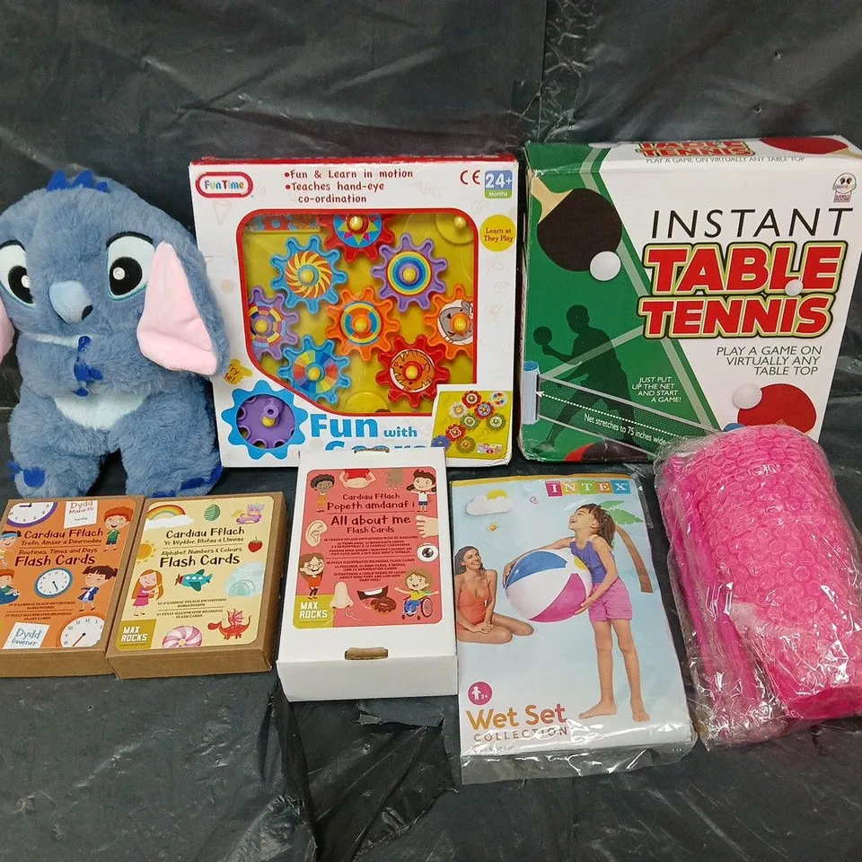 LARGE QUANTITY OF ASSORTED TOYS AND GAMES TO INCLUDE - STITCH PLUSH, FUN WITH GEARS, AND MAX ROCKS FLASH CARDS ETC. 