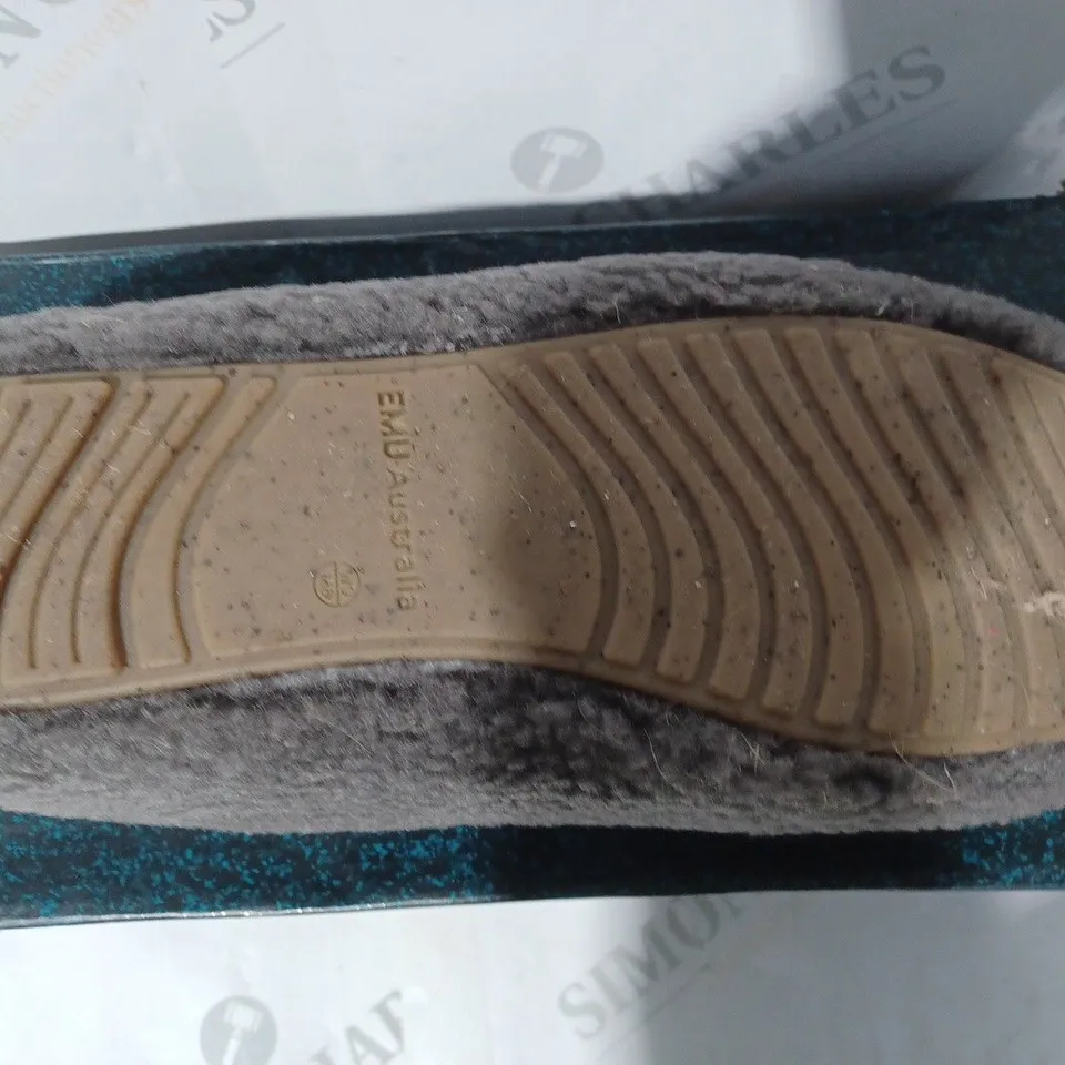 PAIR OF BOXED EMU AUSTRALIA "MIRA" SLIPPERS IN CHARCOAL, UK SIZE 7