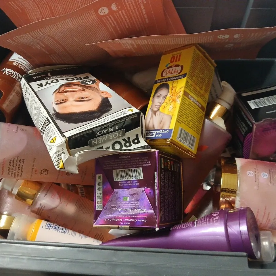APPROXIMATELY 15 ASSORTED HEALTH & BEAUTY PRODUCTS TO INCLUDE LOREAL BARBER CLUB MOISTURISER, YONI GEL, BIODANCE COLLAGEN MASKS, ETC - COLLECTION ONLY