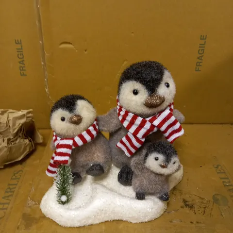 PENGUIN FAMILY ROOM DECORATION