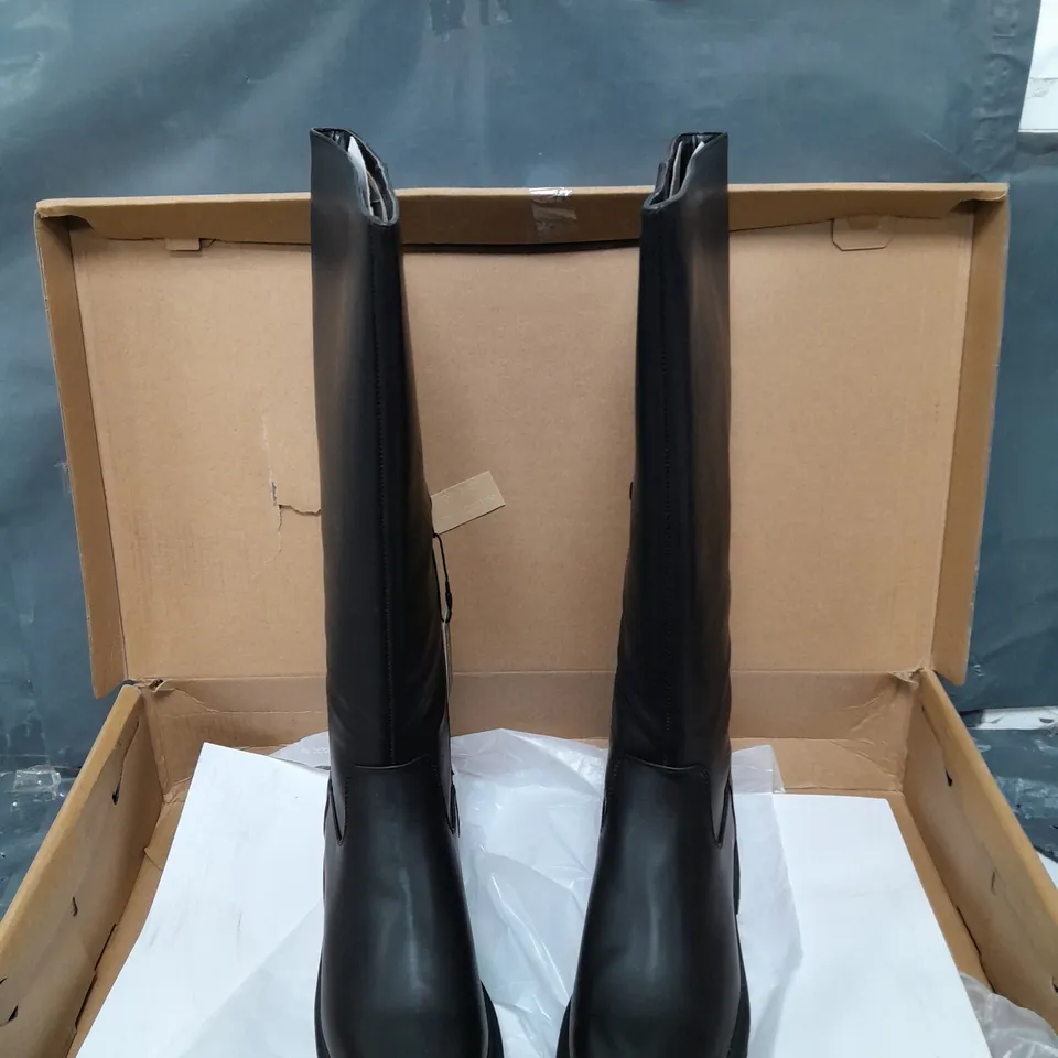 BOXED PAIR OF SCHUH WIDE FIT DELMA KNEE HIGH BOOTS - SIZE 7 