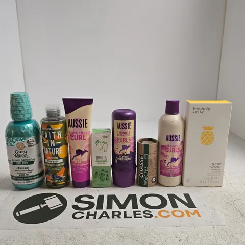 TOTE OF APPROXIMATELY 10 ASSORTED BEAUTY ITEMS INCLUDING FRESHCIA + PLAY BODY WASH POWDER, AUSSIE BOUNCY CURLS SHAMPOO AND BAUME CHASSE INSECTES
