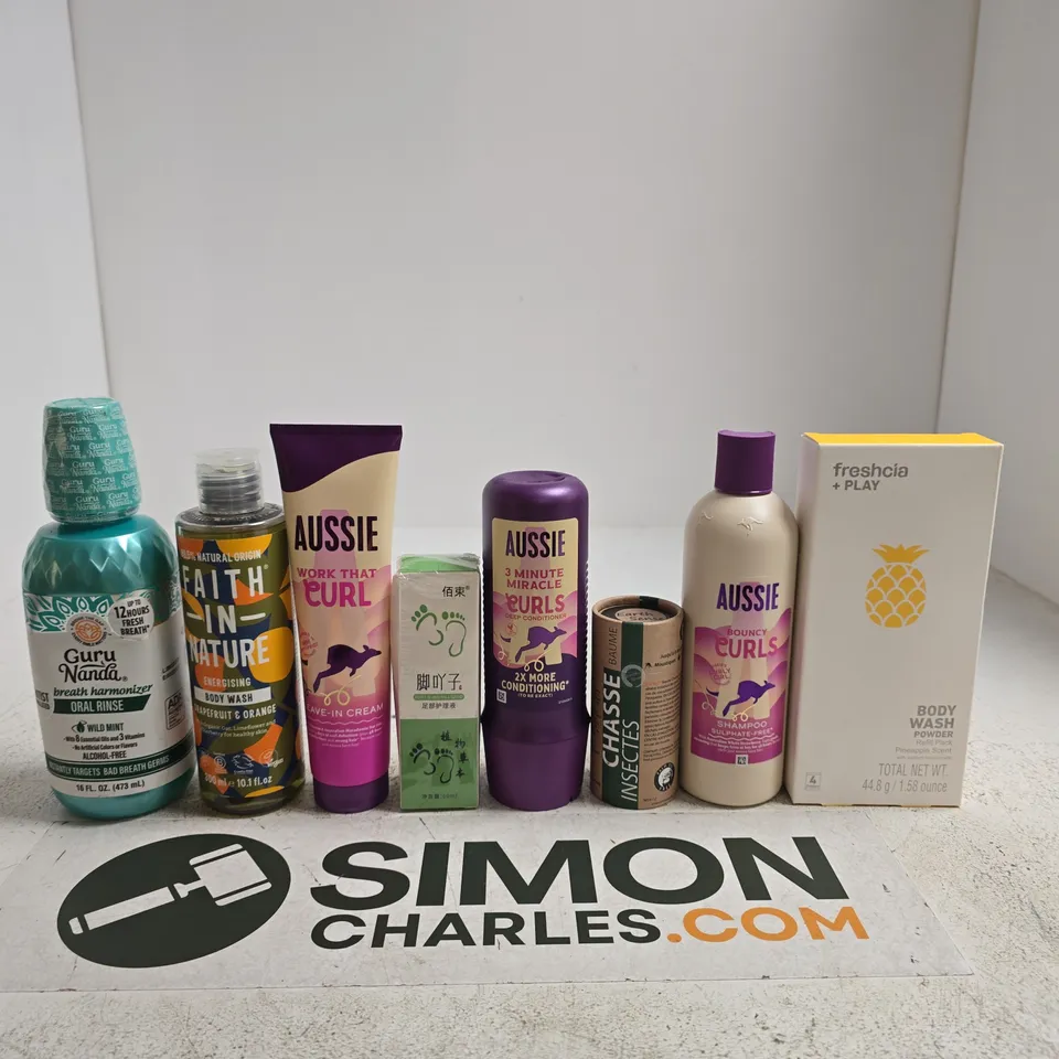TOTE OF APPROXIMATELY 10 ASSORTED BEAUTY ITEMS INCLUDING FRESHCIA + PLAY BODY WASH POWDER, AUSSIE BOUNCY CURLS SHAMPOO AND BAUME CHASSE INSECTES