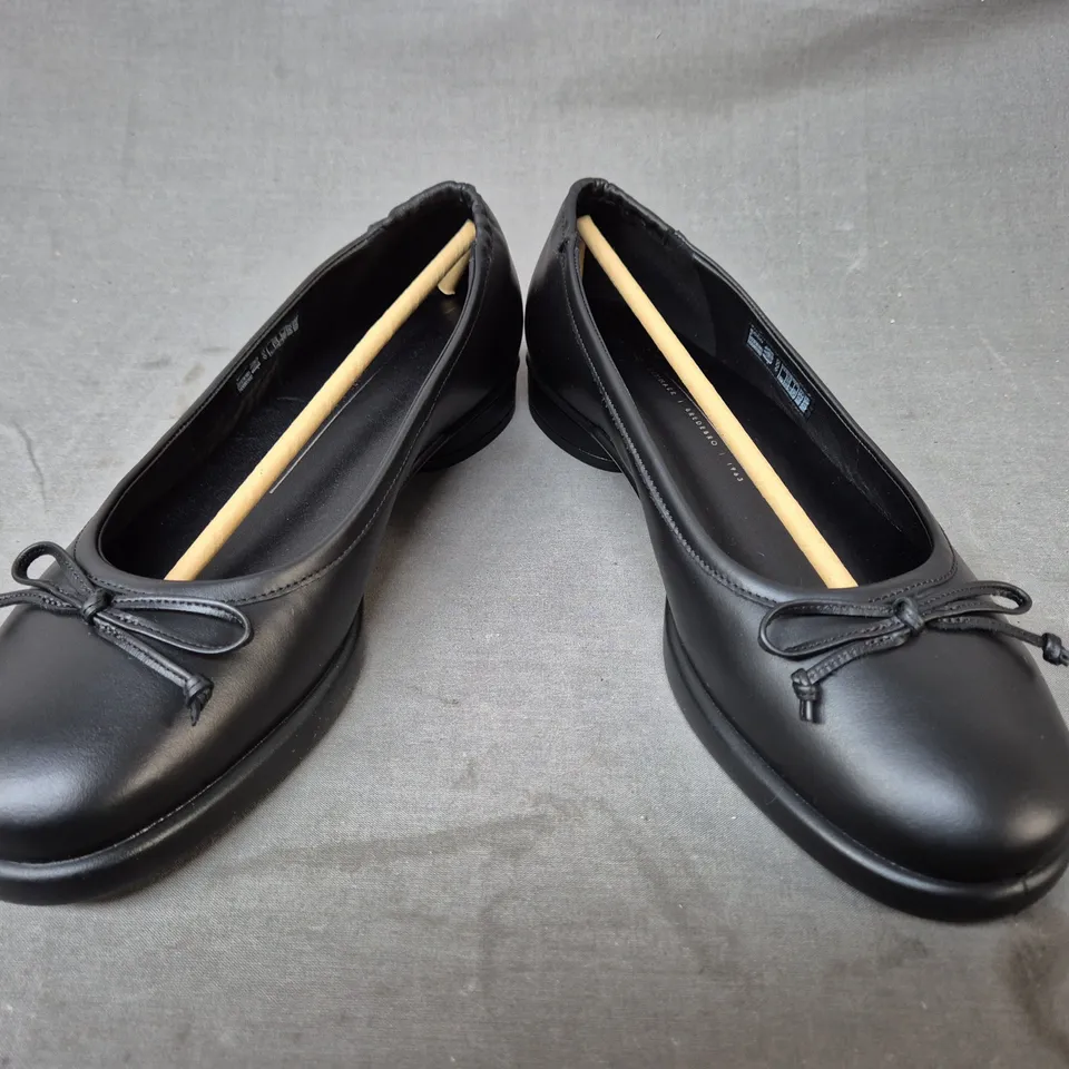 BOXED PAIR OF ECCO SLIP-ON SHOES IN BLACK UK SIZE 7.5