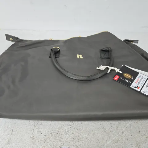 IT LUGGAGE CHARMER OLIVE NIGHT HOLDALL 