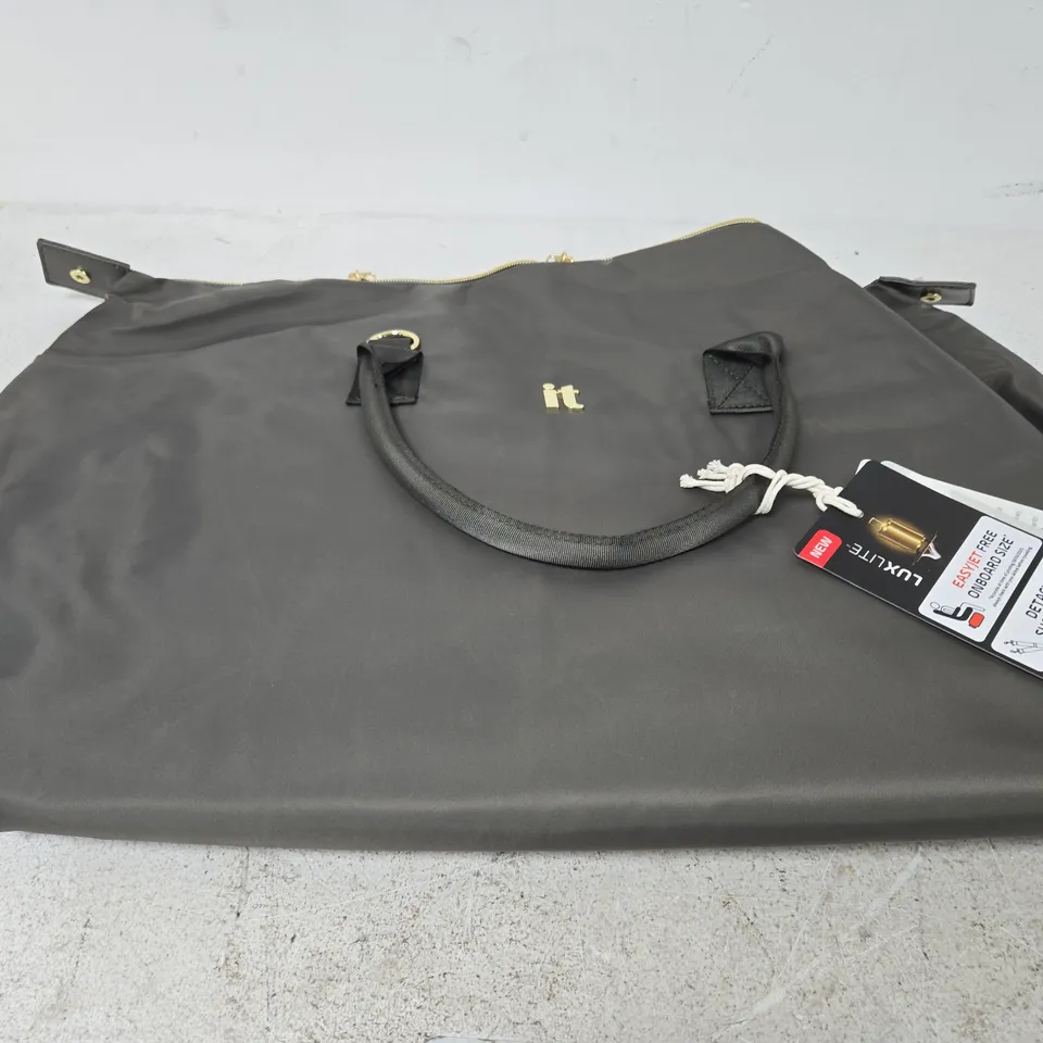 IT LUGGAGE CHARMER OLIVE NIGHT HOLDALL 