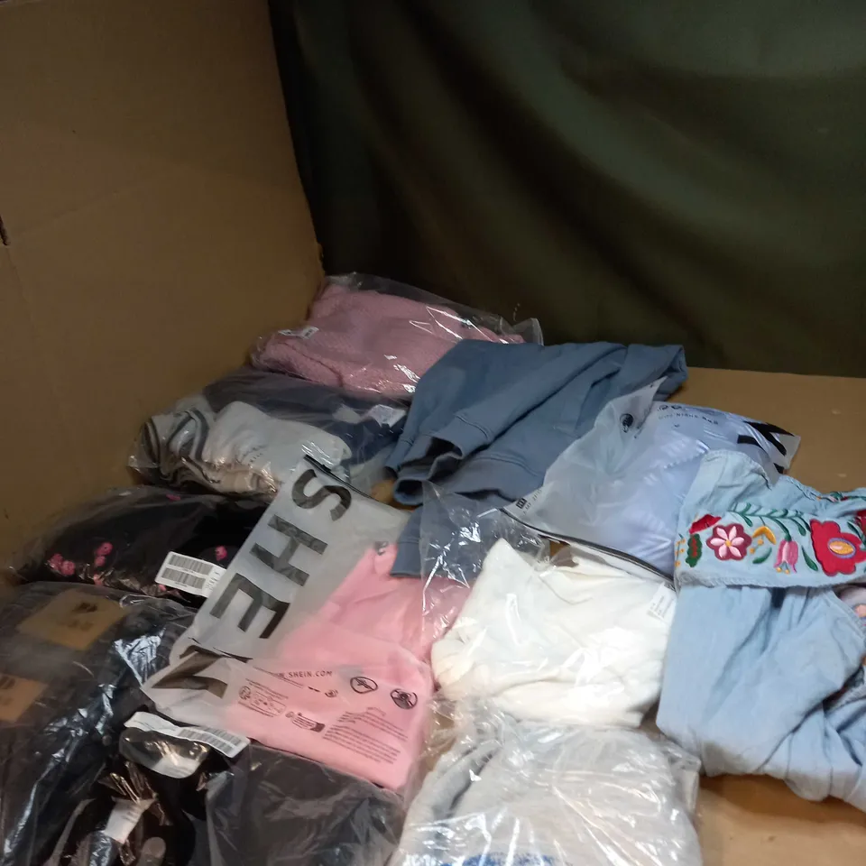 LOT OF APPROX 20 ASSORTED CLOTHING ITEMS TO INCLUDE JUMPERS, SOCKS AND T-SHIRTS