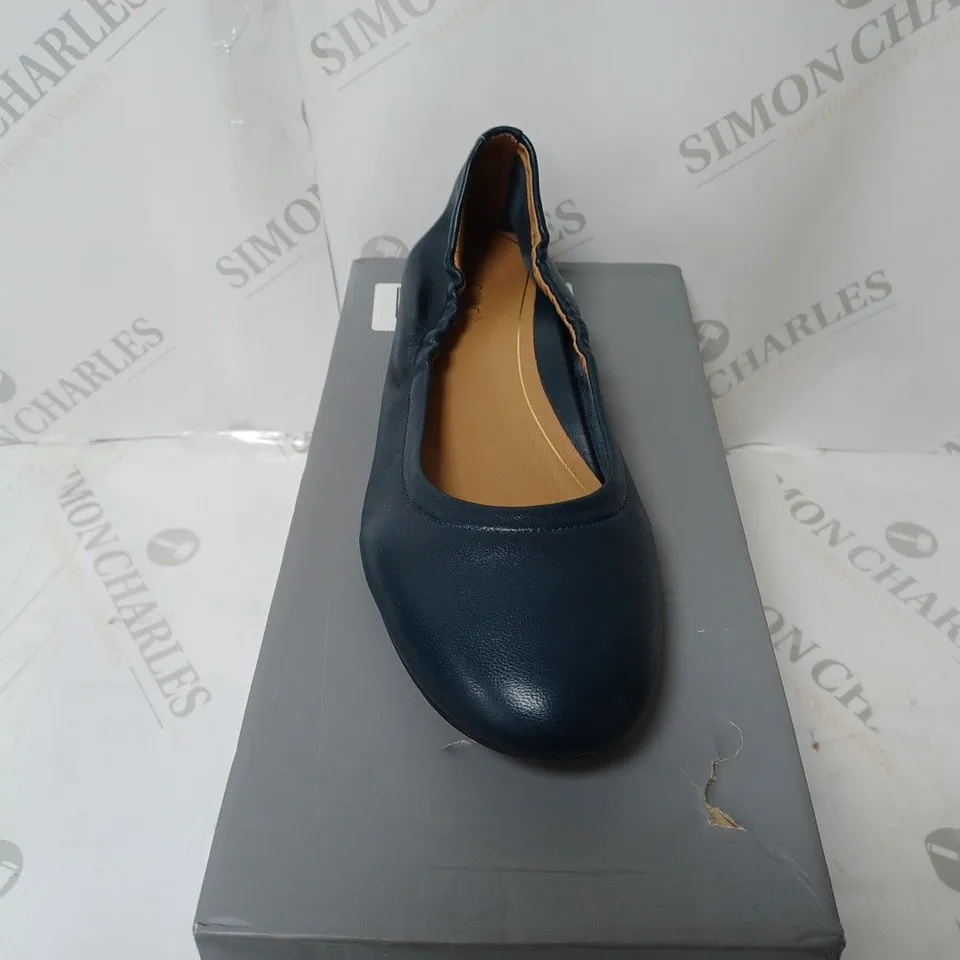 BOXED PAIR OF OUTLET VIONIC BALLERINA SHOES NAVY SIZE 7