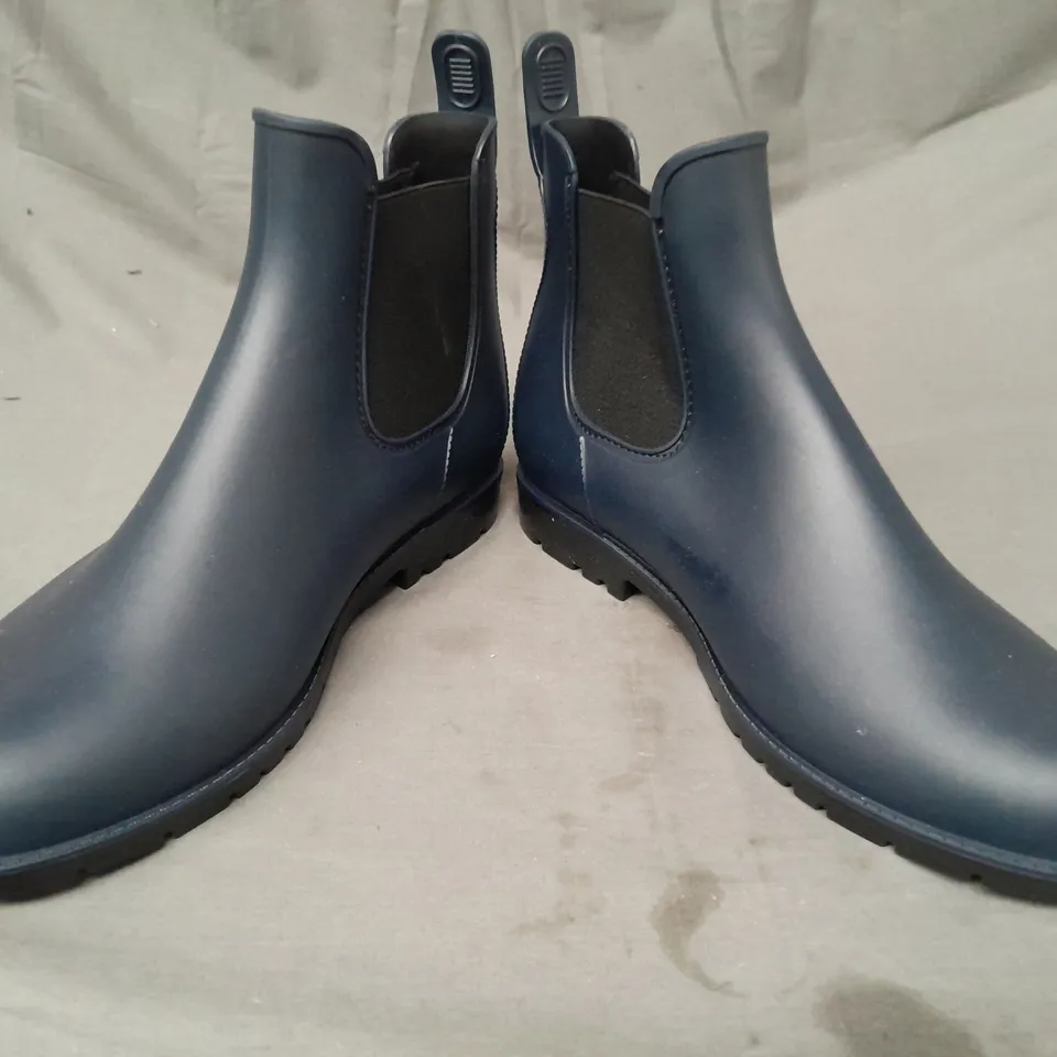 PAIR OF DREAM PAIRS ELASTIC SIDED ANKLE BOOTS IN NAVY EU SIZE 45