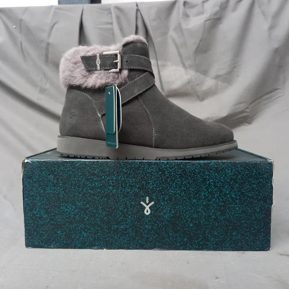 BOXED PAIR OF EMU AUSTRALIA SUEDE ANKLE BOOTS IN DARK GREY SIZE 5