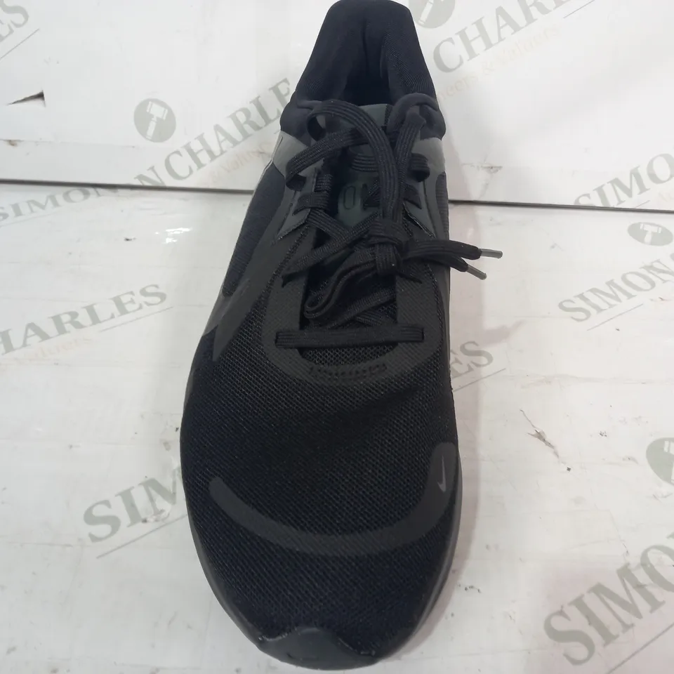 PAIR OF NIKE QUEST RUNNING TRAINERS IN BLACK UK SIZE 8