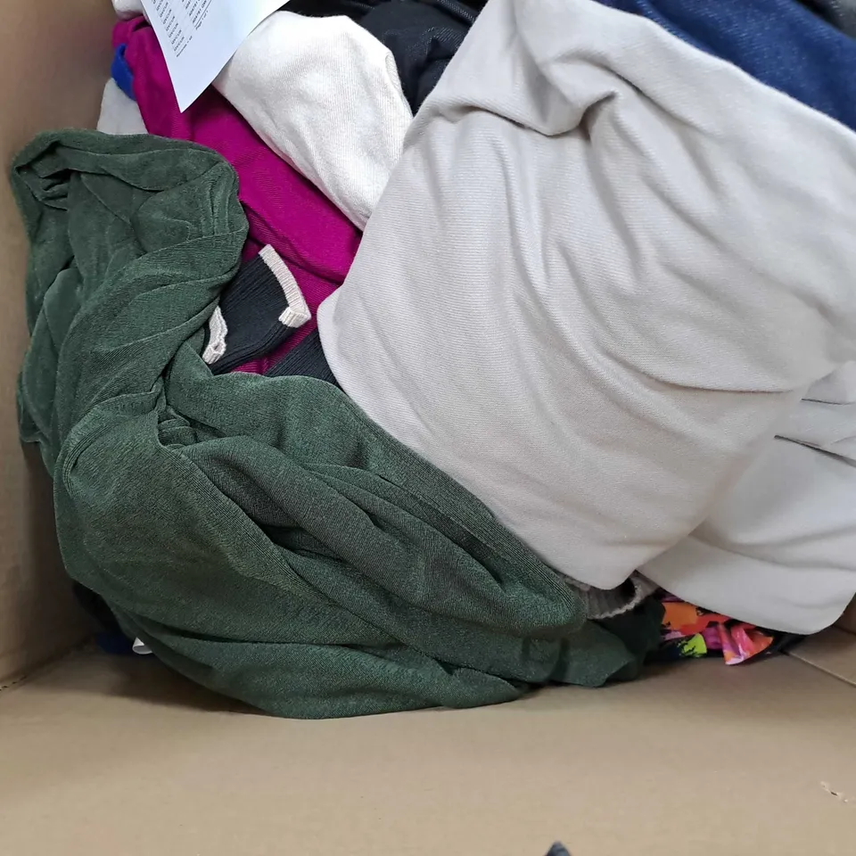 BOX OF APPROXIMATELY 10 ASSORTED CLOTHING ITEMS IN VARIOUS SIZES AND COLOURS 