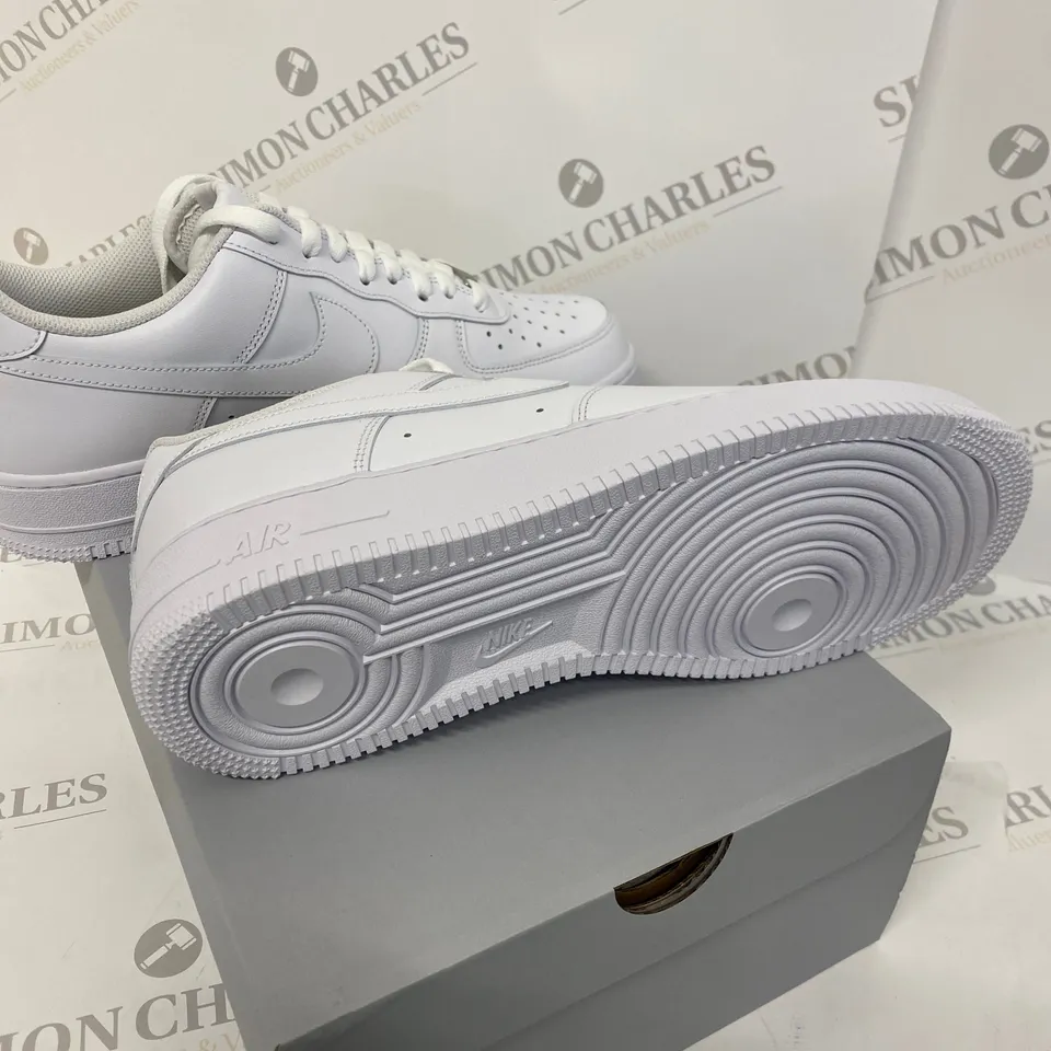 BOXED PAIR OF NIKE AIR FORCE 1 '07 WHITE TRAINERS SIZE 9