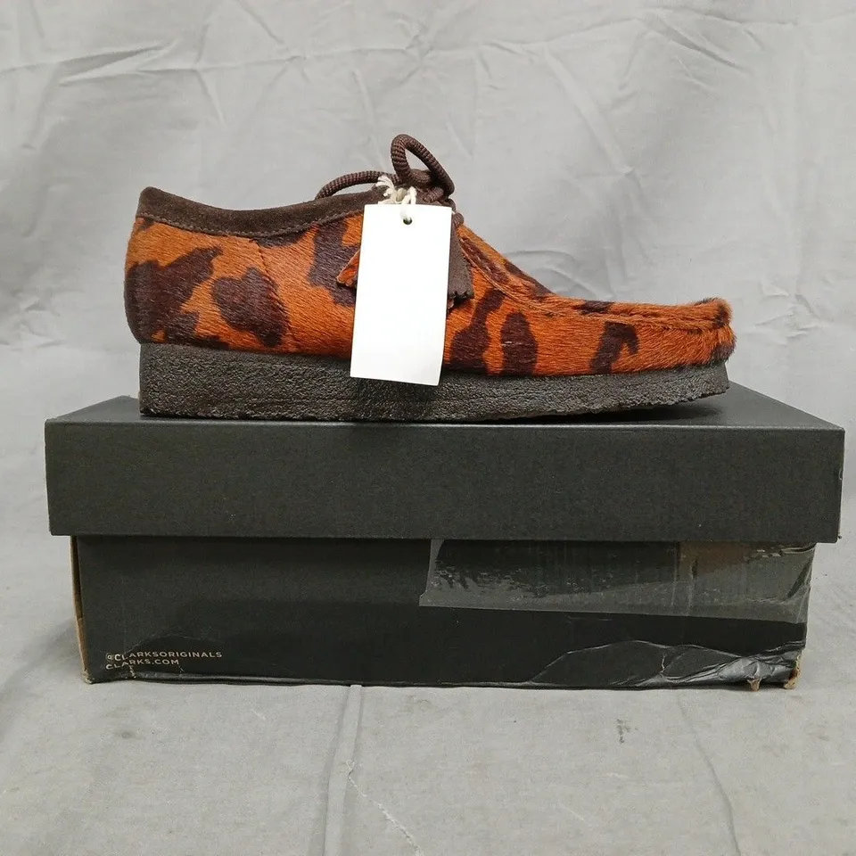 BOXED PAIR OF CLARKS ORIGINALS WALLABEE SHOES IN BROWN COW PRINT SIZE UK 9