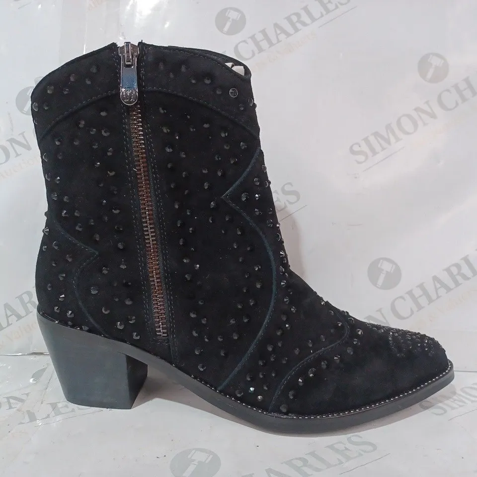 BOXED PAIR OF MODA IN PELLE LOW BLOCK HEEL WESTERN STYLE SUEDE ANKLE BOOTS IN BLACK SIZE 6