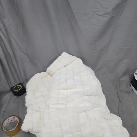 BOX OF APPROXIMATELY 14 ASSORTED ITEMS TO INCLUDE: CREAM THROW AND WINDOW TAPE