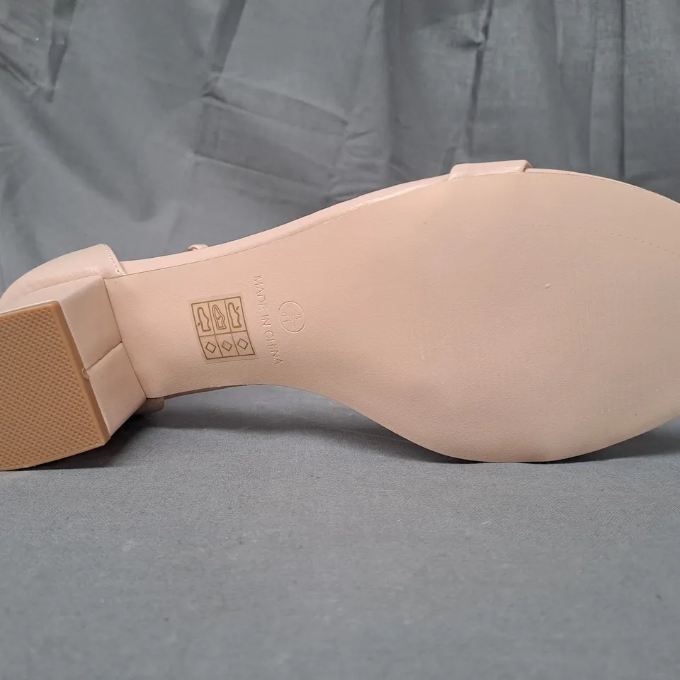 BOXED PAIR OF TRUFFLE COLLECTION WIDE FIT OPEN TOE BLOCK HEEL SANDALS IN NUDE SIZE 8