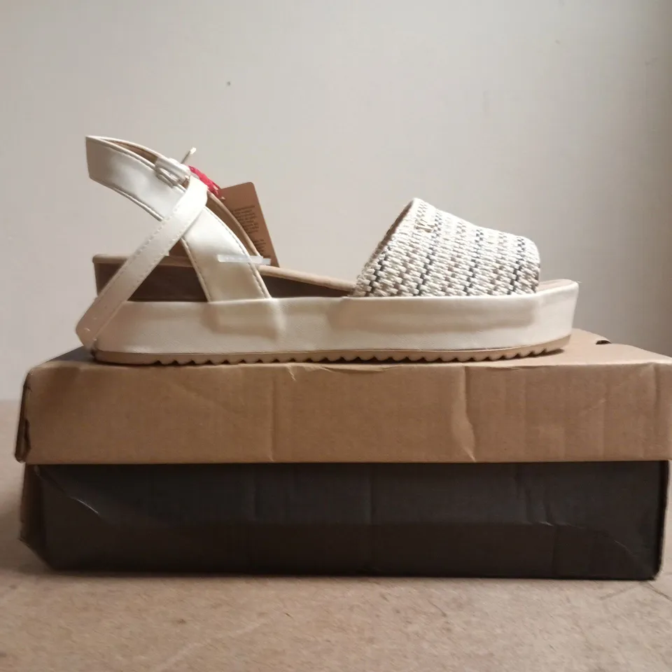 BOXED PAIR OF WRANGLER NORMA WOMEN'S SEMI-WEDGE OPEN TOE SANDLAS IN BIRCH SIZE UK 4.5