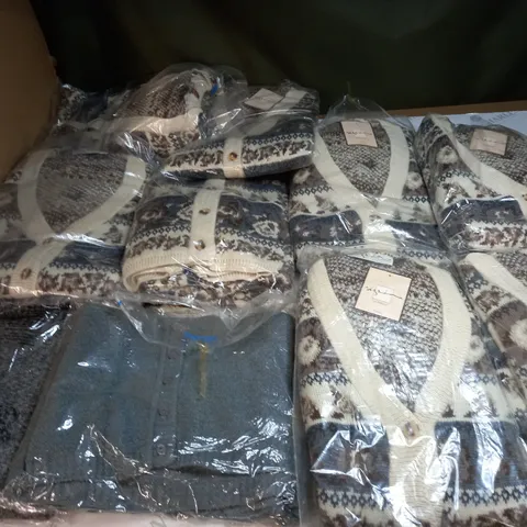 LOT OF APPROX 10 ASSORTED CLOTHING ITEMS IN VARIOUS SIZES