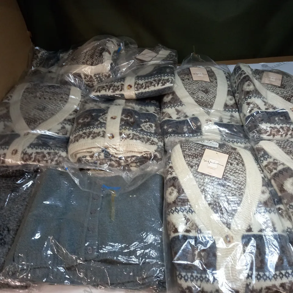 LOT OF APPROX 10 ASSORTED CLOTHING ITEMS IN VARIOUS SIZES