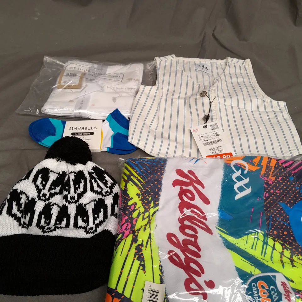 BOX OF APPROX 12 ASSORTED KIDS CLOTHING ITEMS TO INCLUDE - SOCKS , HAT , TOP ETC