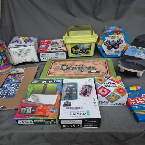 QUANTITY OF ASSORTED TOYS TO INCLUDE DRAUGHTS, SKATEBOARD, AND ART SET ETC. 