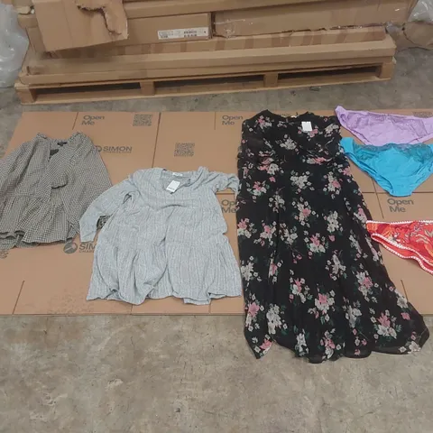 PALLET CONTAINING APPROXIMATELY 250x BRAND NEW ASSORTED DESIGNER CLOTHING ITEMS INCLUDING: SIMPLY BE DRESS, ELLA KNICKERS, SIMPLY BE TOP, JD WILLIAMS TOP ECT
