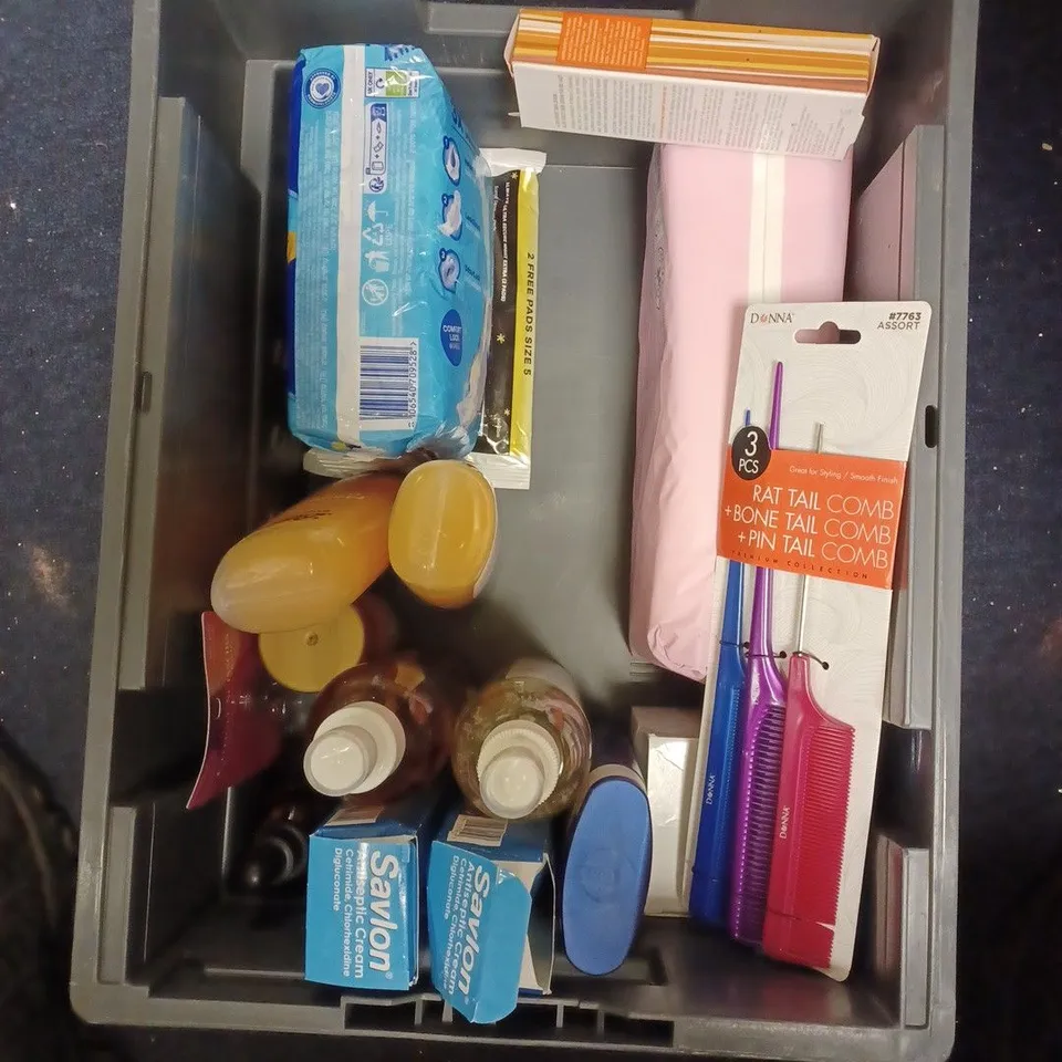 BOX OF APPROX 18 ASSORTED BEAUTY PRODUCTS TO INCLUDE AVLON KERACARE, SUPER FACIALIST GLOW BOOST SKIN SERUM, BIO-OIL SKINCARE, ETC.