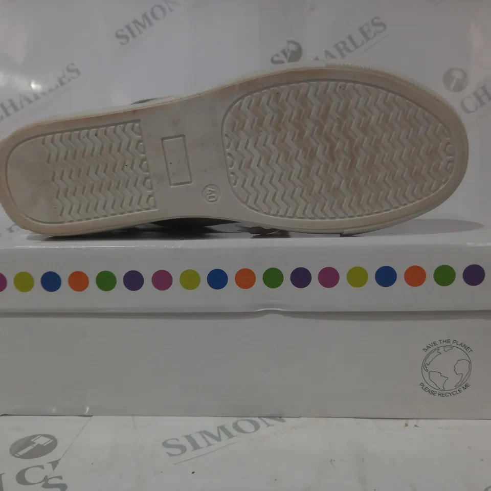 BOXED PAIR OF ADESSO SHOES IN MINT GEEN SIZE 7