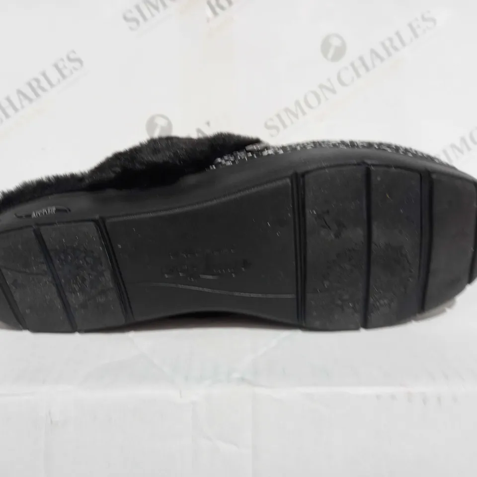 BOXED PAIR OF SKECHERS ARCH SLIPPERS IN BLACK SIZE 7