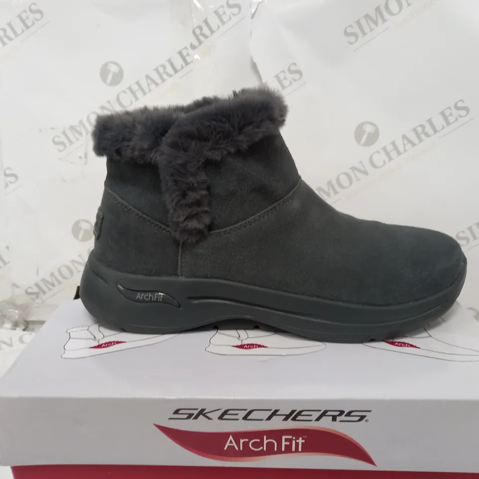 SKECHERS ARCHFIT JOY CHUGGA BOOTS CHARCOAL SIZE 5